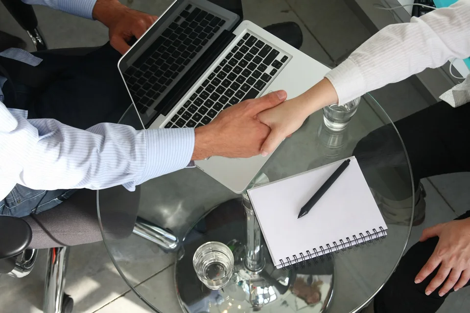 Handschlag zwischen Geschäftspartnern