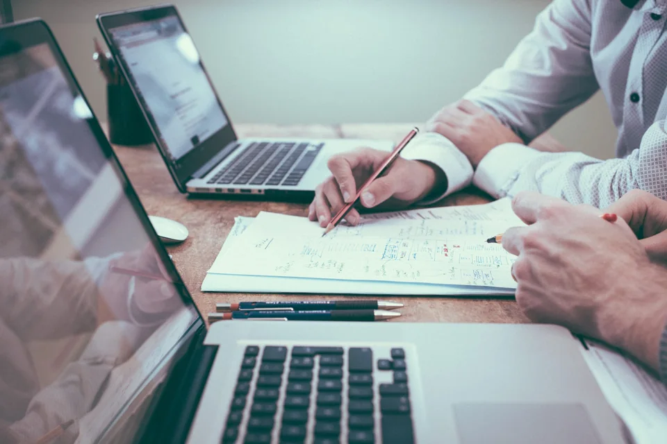 Unterlagen und Besprechung am Arbeitstisch